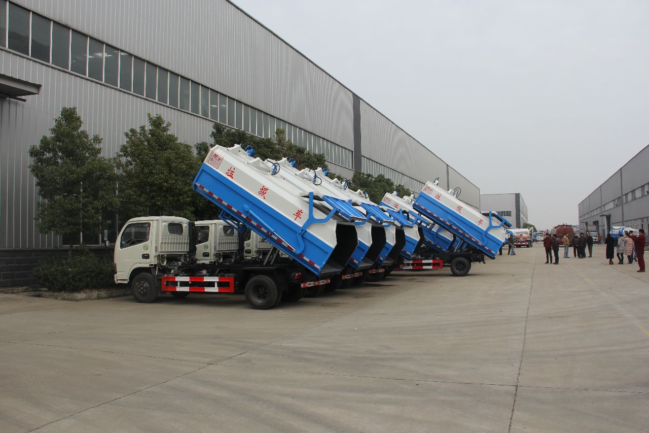 我司某中标挂桶垃圾车首批20台顺利交车