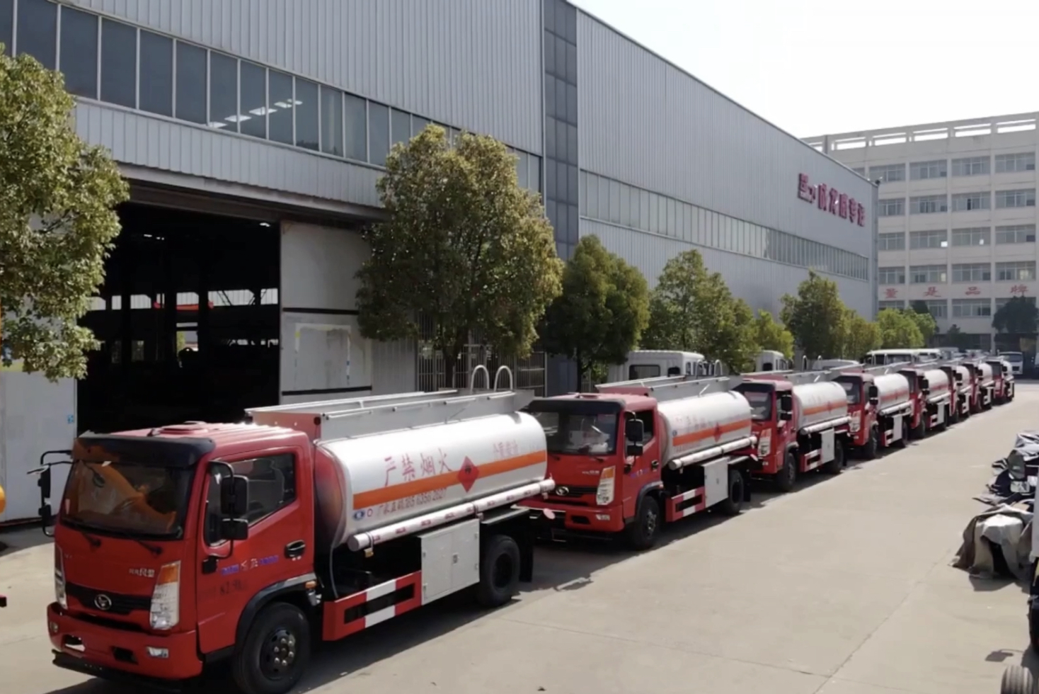 红红火火十台油车齐发