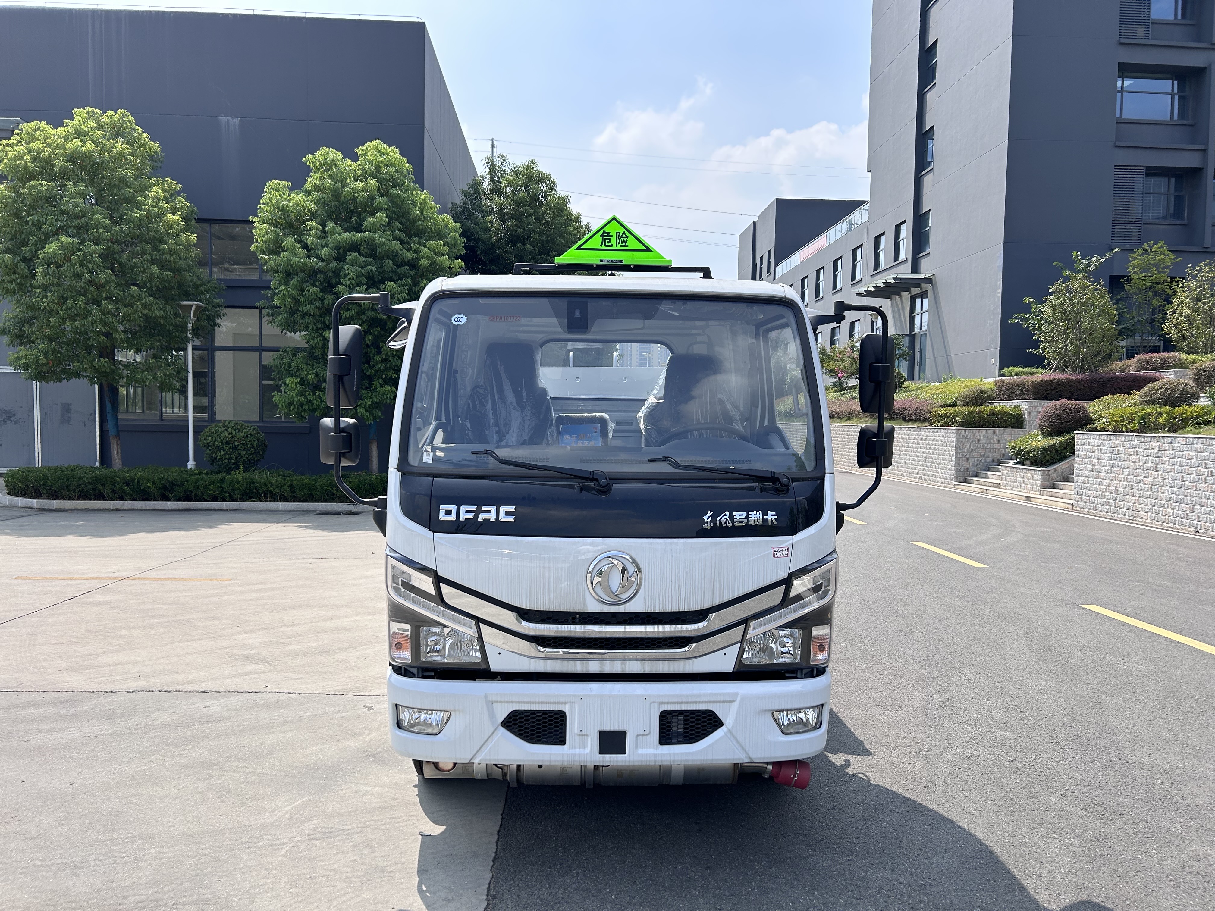 东风D5 2.3方蓝牌加油车