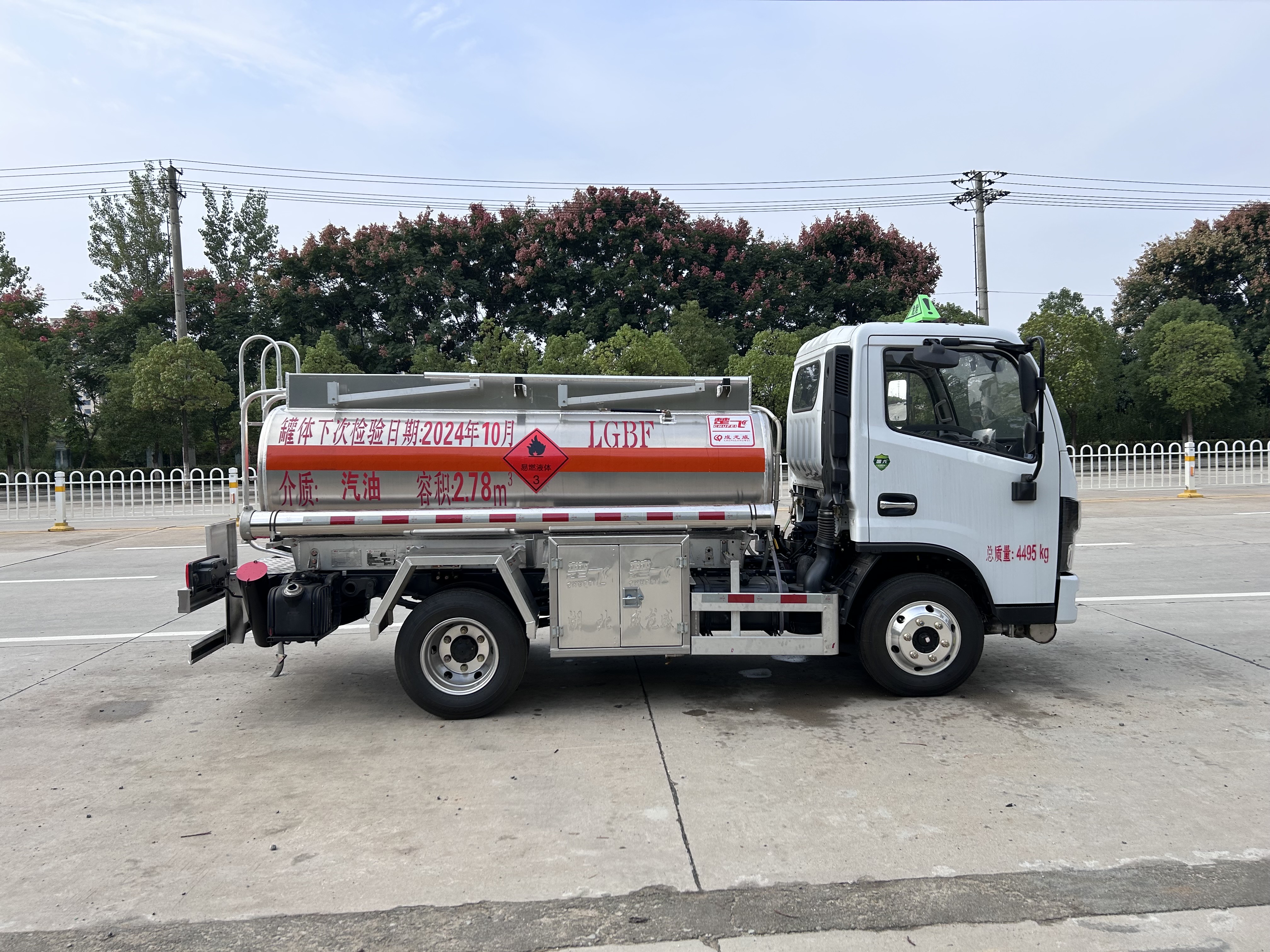 东风D5 2.78方蓝牌加油车（铝合金）