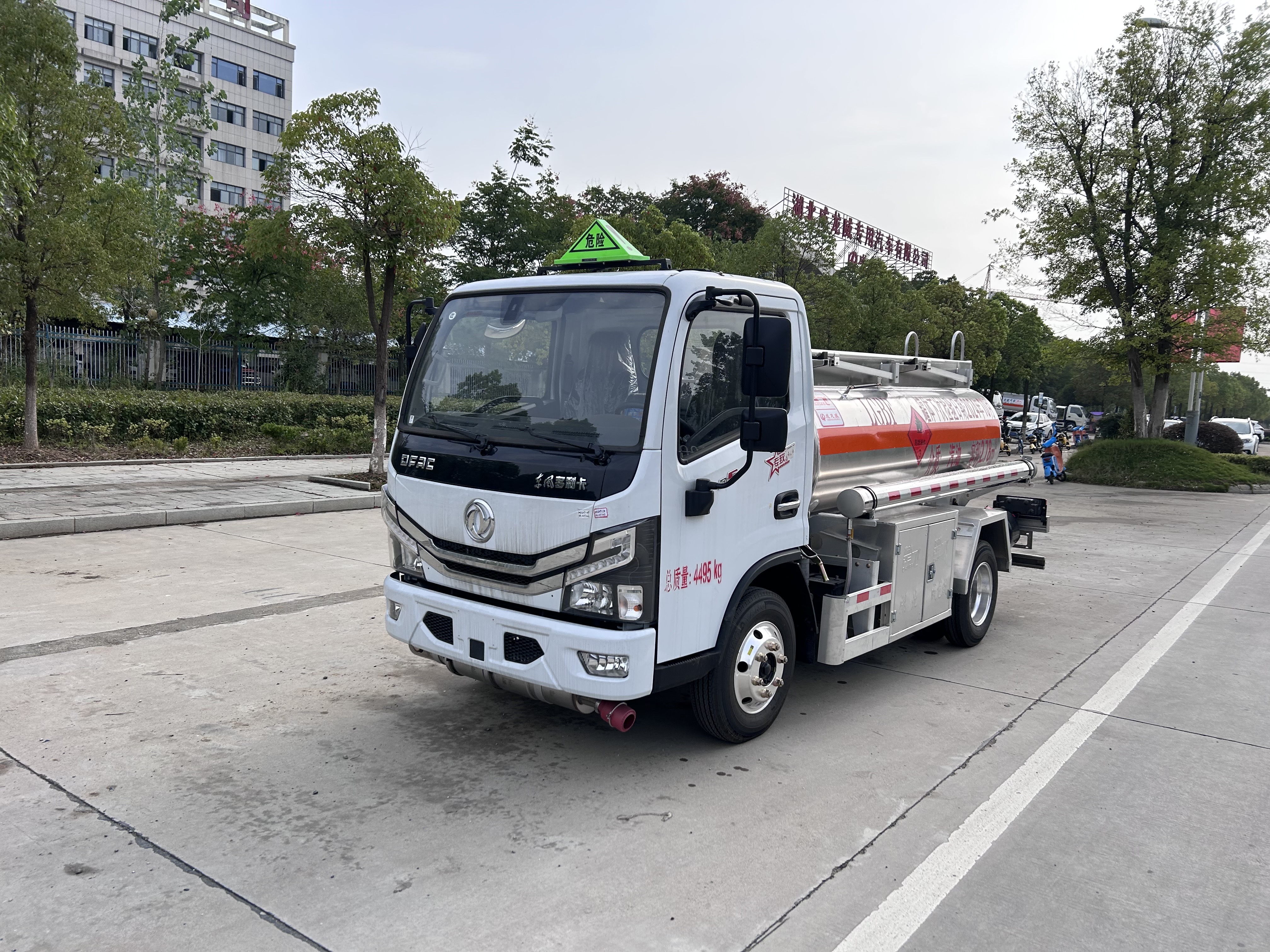 东风D5 2.78方蓝牌加油车（铝合金）
