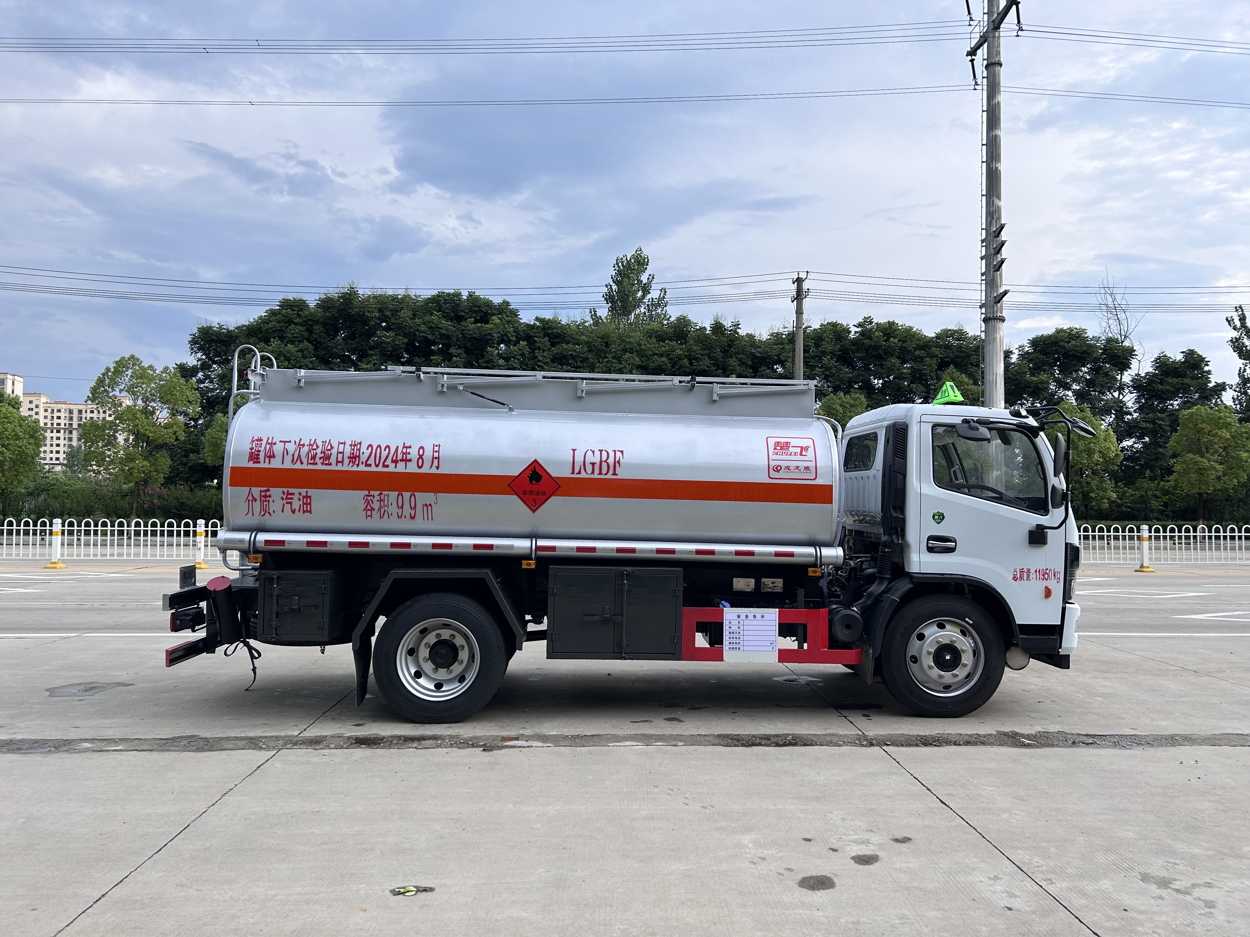 东风多利卡D7系列 9.9方加油车