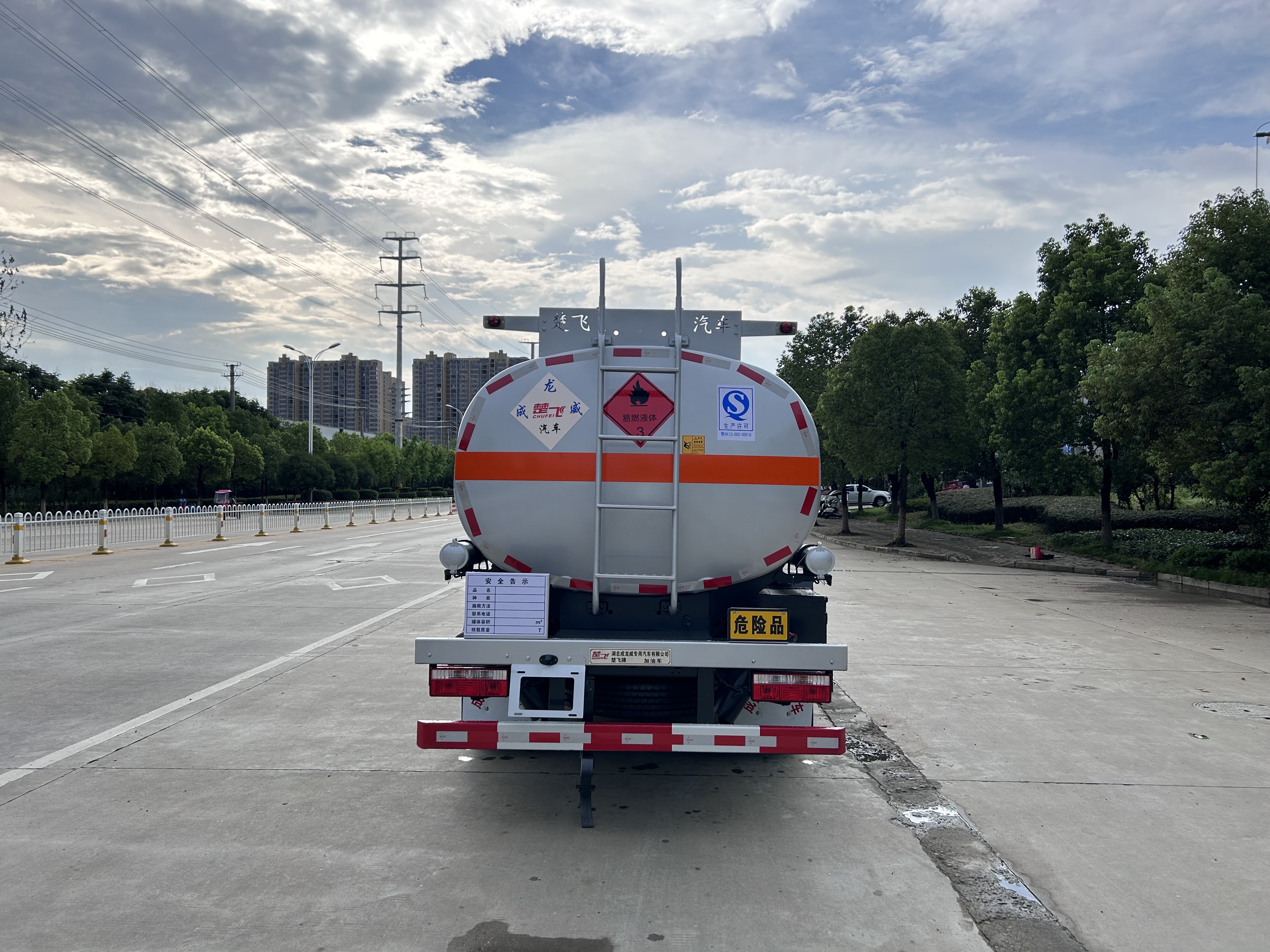 东风多利卡D7系列 9.9方加油车