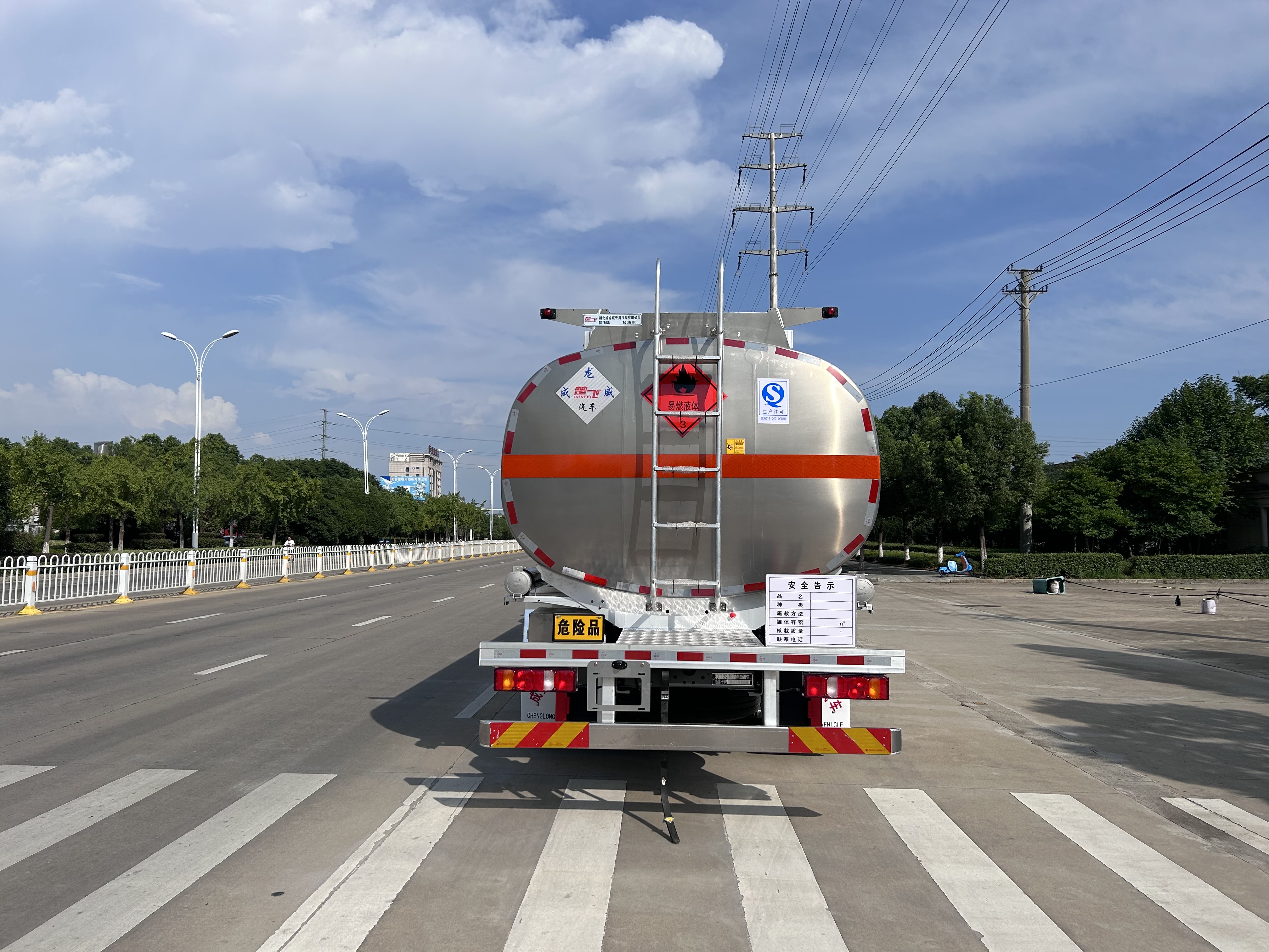 重汽汕德卡 30.2方加油车（铝合金）