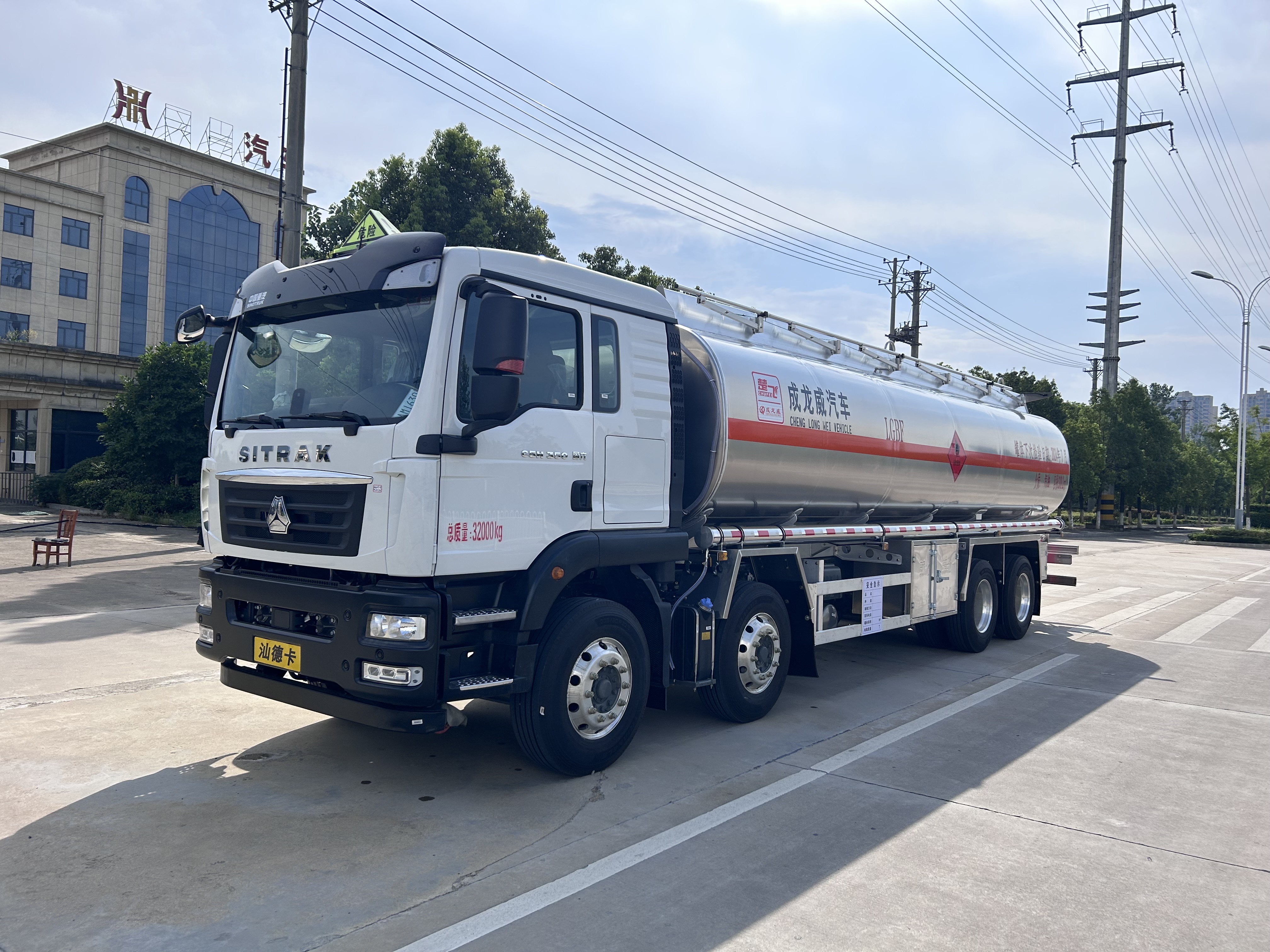 重汽汕德卡 30.2方加油车（铝合金）